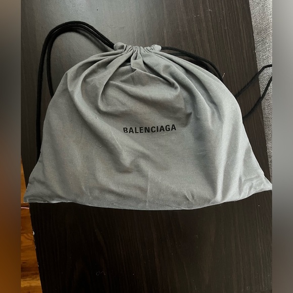 WOMEN'S EVERYDAY MEDIUM BALENCIAGA CAMERA BAG IN BEIGE - Picture 4 of 6